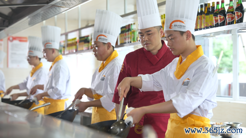 周后超辅导学生中餐实训课堂操作(图片截选品牌故事)