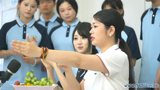 伏晓艳与电商团队学生一同直播 (图片截选品牌故事)